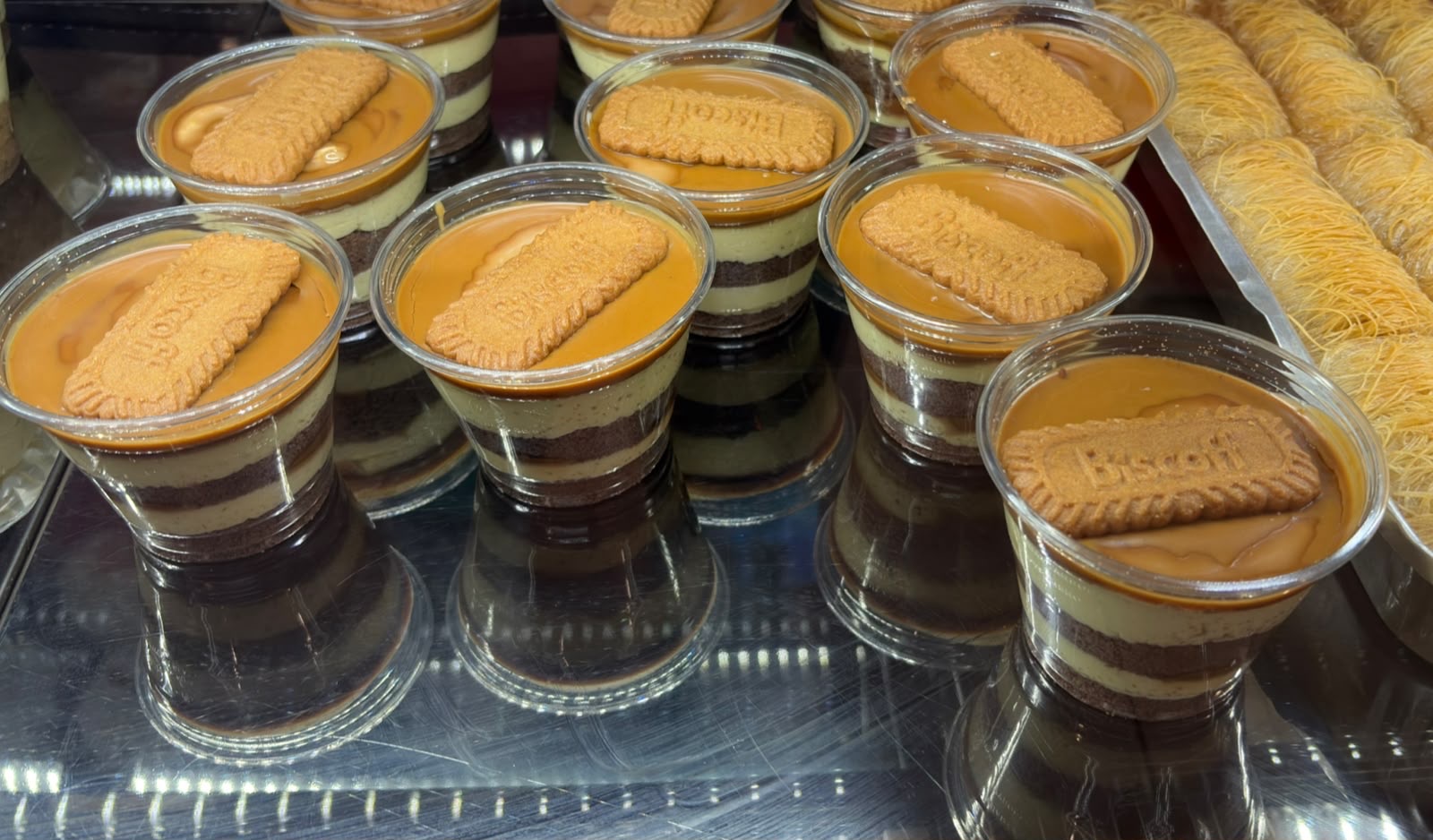 Biscoff-Dessertbecher mit Karamellcreme und Keks