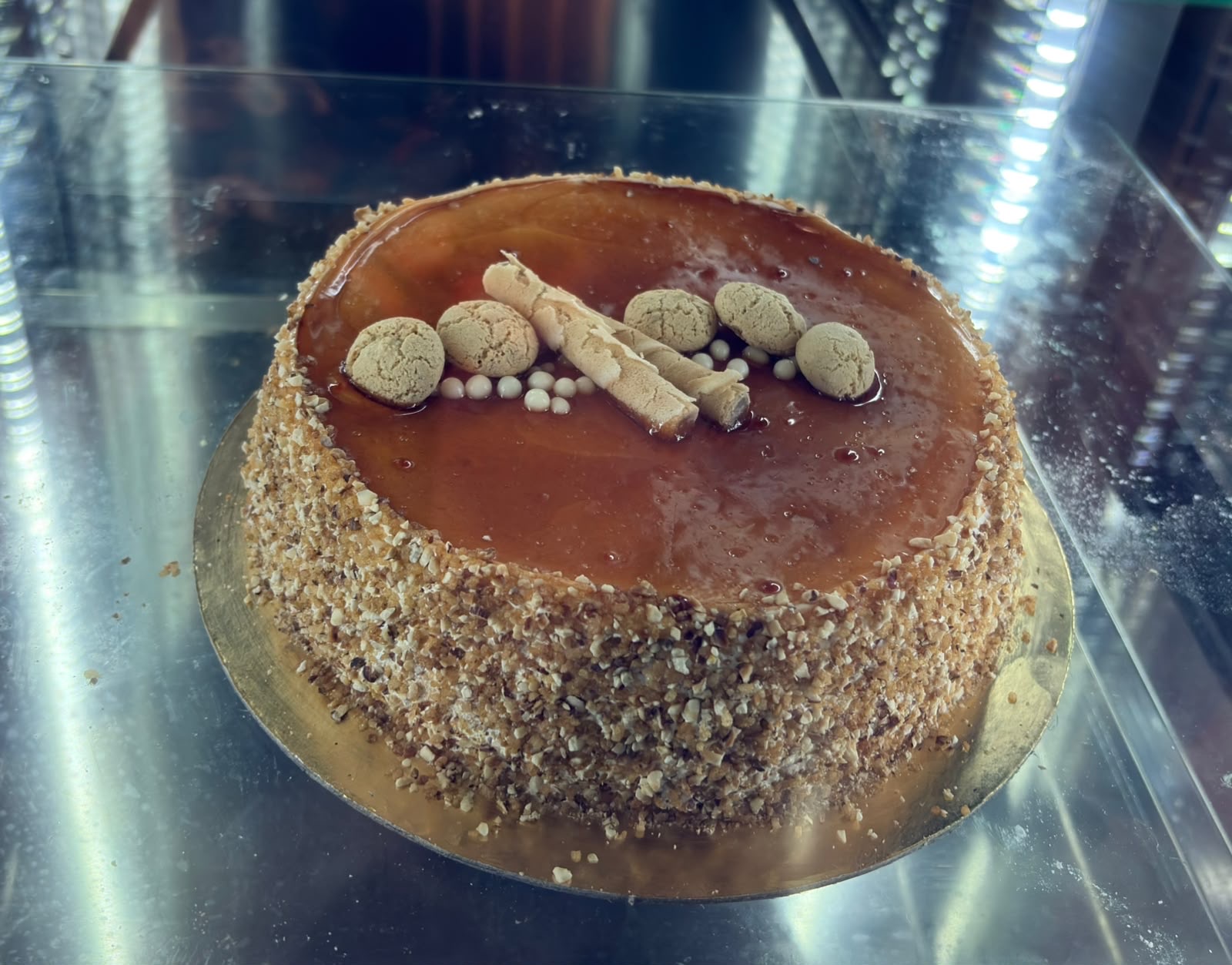 Tiefgekühlte Torte mit Karamellglasur, Amarettini und Waffelröllchen