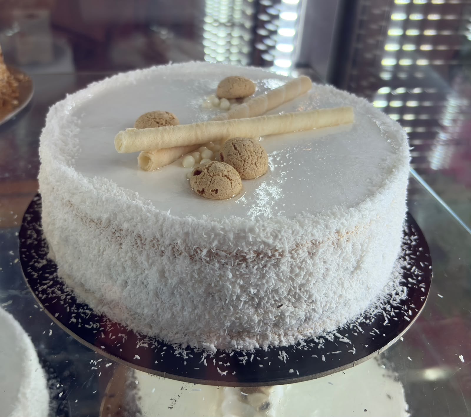 Tiefgekühlte Kokostorte mit Amarettini und Waffelröllchen